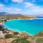 La hija afirma que fue agredida sexualmente en una playa desierta de la ciudad de Malia.