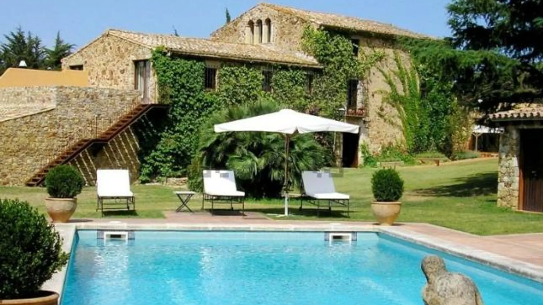 Piscina exterior, junto a la masía.