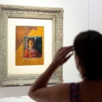 Una mujer recorre la exposición temporal que la Fundación Gala-Dalí ha presentado este jueves y que acogerá durante la temporada estival el Castillo de Gala en el núcleo de Púbol