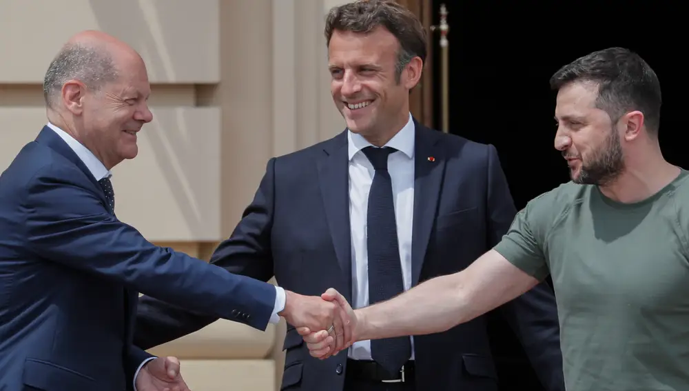 Olaf Scholz saluda a Zelenski en presencia de Emmanuel Macron