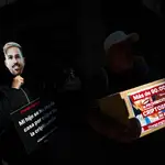 Padres de afectados entregaron el 31 de mayo 89.000 firmas en el Ministerio de Justicia para que se ilegalice la organización. En la imagen, un familiar con una careta de Iván Briongos, uno de los detenidos