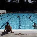 Varios bañistas se refrescan en una piscina municipal