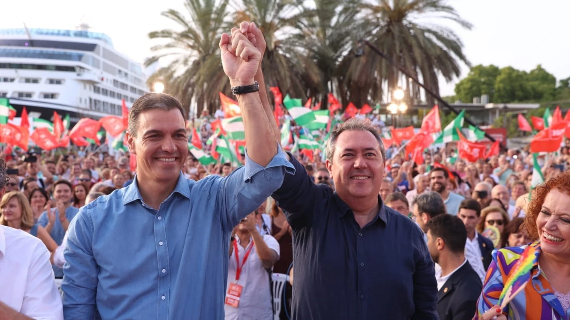 El secretario general del PSOE y presidente del Gobierno, Pedro Sánchez, y el secretario general del PSOE-A, Juan Espadas, en un acto de campaña