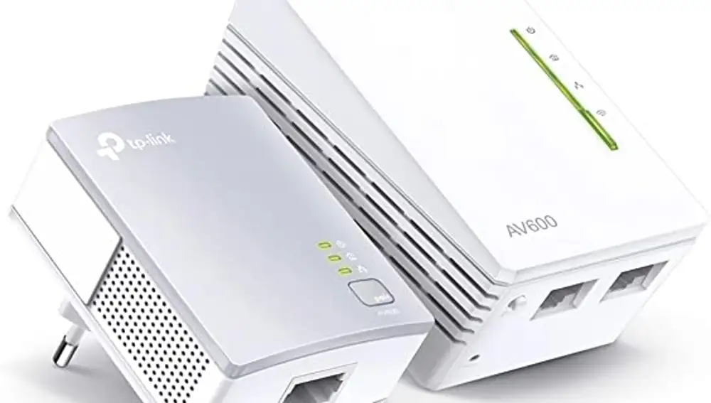 Dispositivo base PLC que se conecta a la red eléctrica y al "router" por cable Ethernet y dispositivo extensor de TP-Link, TL-WPA4220 KIT.