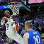 Yabusele machaca con rabia el aro del Barcelona en el tercer partido de la final de la Liga Endesa