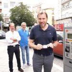 El alcalde de Valladolid, óscar Puente, presenta el sistema de expedición de billetes de autobús en parquímetros