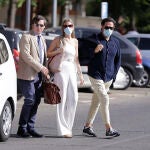 Luis Lorenzo (dcha.) y Arancha Palomino, a su llegada a los juzgados para la vista en la que la juez revisará las medidas cautelares que les impuso