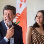 GRAFAND555. SANLÚCAR DE BARRAMEDA (CÁDIZ), 17/06/2022.- El candidato de Ciudadanos a la Junta, Juan Marín, junto a la presidenta de la formación naranja, Inés Arrimadas durante un acto con su partido hoy viernes en Sanlúcar de Barrameda (Cádiz), donde ésta ha asegurado que el partido liberal ha sido "el motor del cambio" del último gobierno andaluz y ha pedido "la gasolina" de los votos en las próximas elecciones para que el coche siga funcionando. EFE/Román Ríos