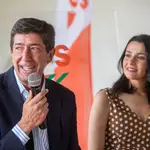 GRAFAND555. SANLÚCAR DE BARRAMEDA (CÁDIZ), 17/06/2022.- El candidato de Ciudadanos a la Junta, Juan Marín, junto a la presidenta de la formación naranja, Inés Arrimadas durante un acto con su partido hoy viernes en Sanlúcar de Barrameda (Cádiz), donde ésta ha asegurado que el partido liberal ha sido "el motor del cambio" del último gobierno andaluz y ha pedido "la gasolina" de los votos en las próximas elecciones para que el coche siga funcionando. EFE/Román Ríos