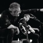 Carlos Tarque (al frente) y Ricardo Ruipérez (detrás) durante uno de los directos del nuevo álbum