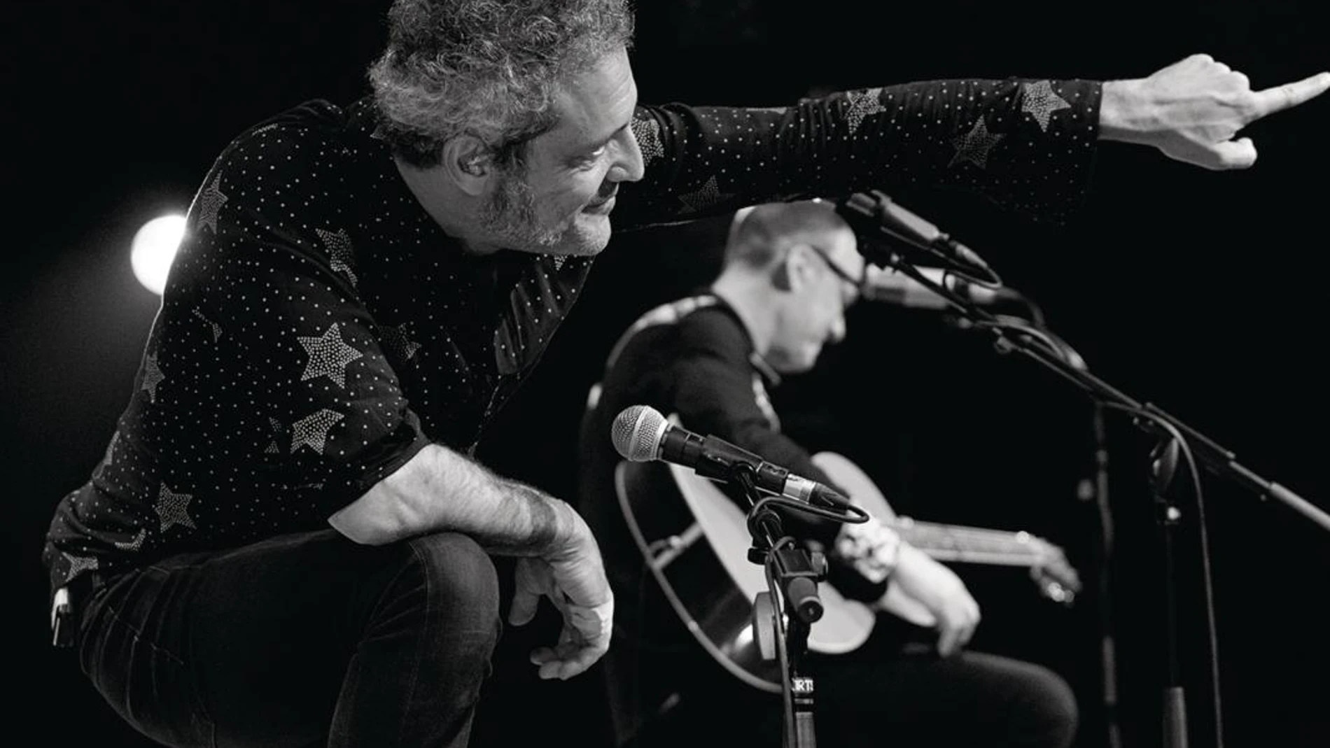 Carlos Tarque (al frente) y Ricardo Ruipérez (detrás) durante uno de los directos del nuevo álbum