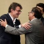 AME7176. BOGOTÁ (COLOMBIA), 17/06/2022.- El candidato a la presidencia por el Pacto Histórico, Gustavo Petro (d), junto al excandidato a la presidencia Alejandro Gaviria, participa en una reunión con colaboradores de su campaña hoy, en Bogotá (Colombia). Gustavo Petro acompañó este viernes una mesa de trabajo con personalidades de la política y colaboradores de su campaña. EFE/ Carlos Ortega
