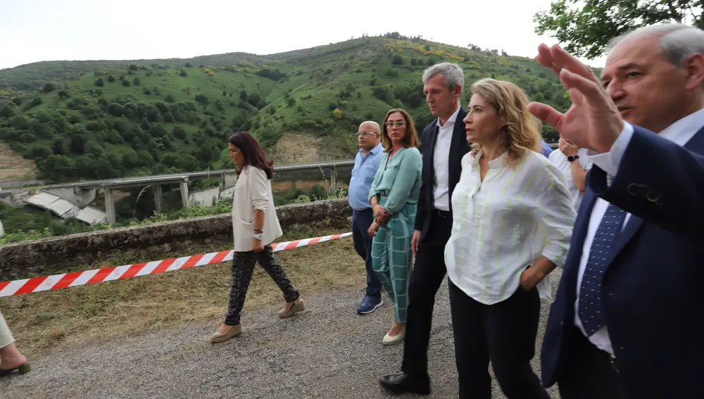 La ministra de Transportes, Raquel Sánchez, visita el derrumbe de la A6 en la localidad del Castro, en el municipio de Vega de Balcarce (León)