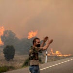Efectivos de bomberos durante el incendio de la Sierra de la Culebra, a 18 de junio de 2022, en Zamora, Castilla y León (España).
