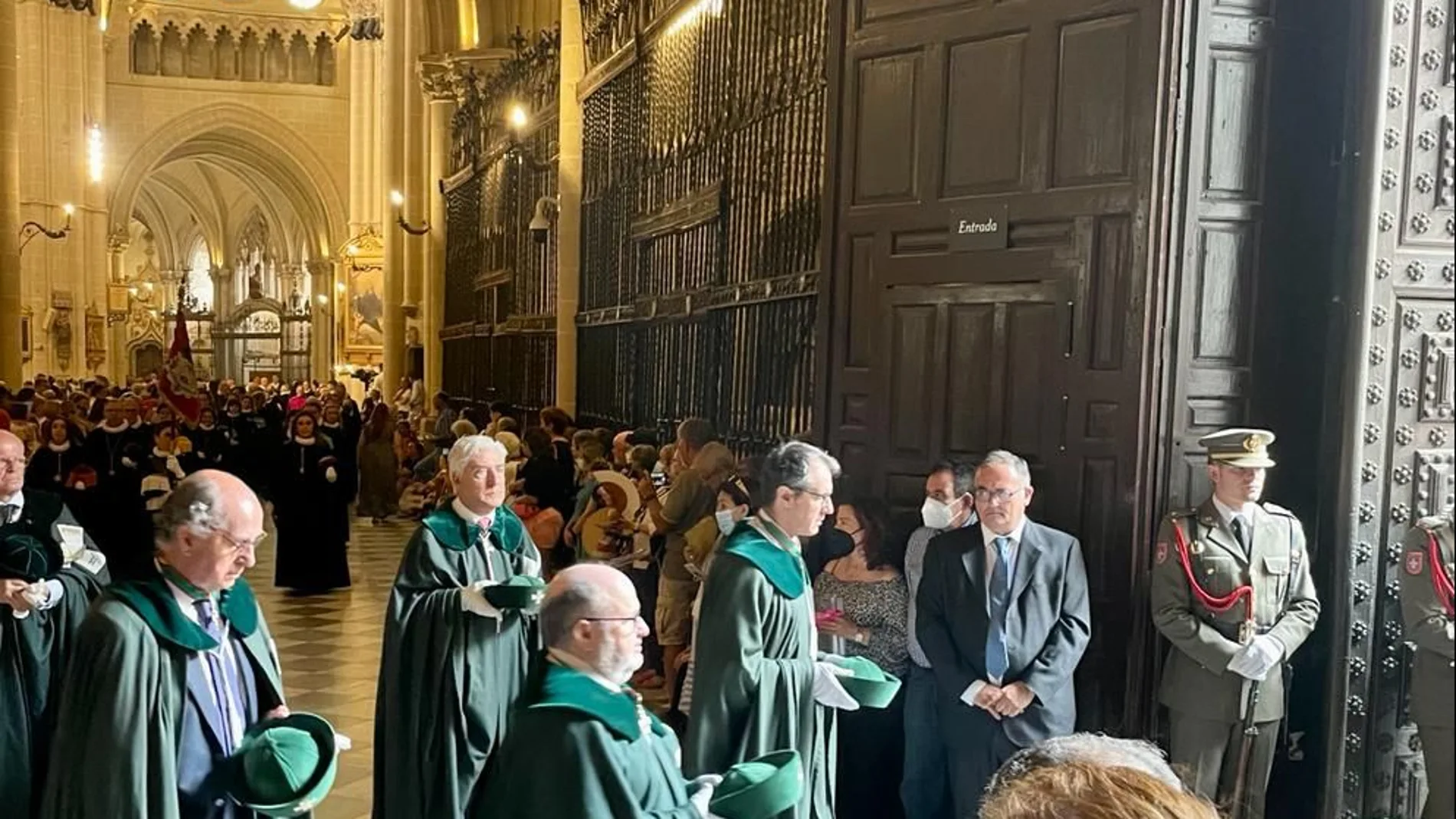 Los caballeros Cubicularios participan en el desfile procesional del Corpus en Toledo
