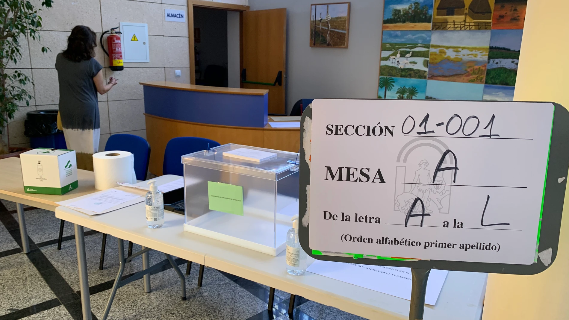 Vista de las mesas electorales ya preparadas para la jornada electoral del domingo