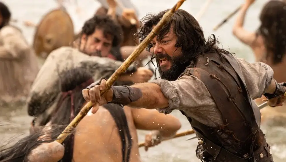 El actor Álvaro Morte, autor de las polémicas declaraciones, en una escena de la serie «Sin límites», en donde da vida a Elcano