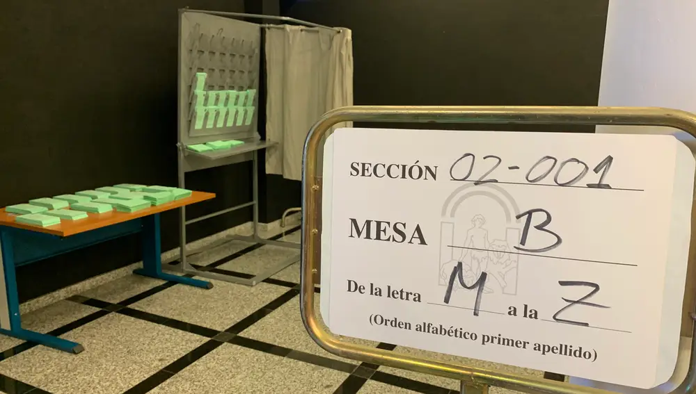 Vista de las mesas electorales ya preparadas para la jornada electoral de mañana domingo.