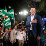 El candidato del PP a la reelección de la Junta de Andalucía, Juanma Moreno, a las puertas de la sede del partido en Sevilla agradece a toda la gente que le espera tras lograr una histórica mayoría absoluta en Andalucía. EFE/José Manuel Vidal