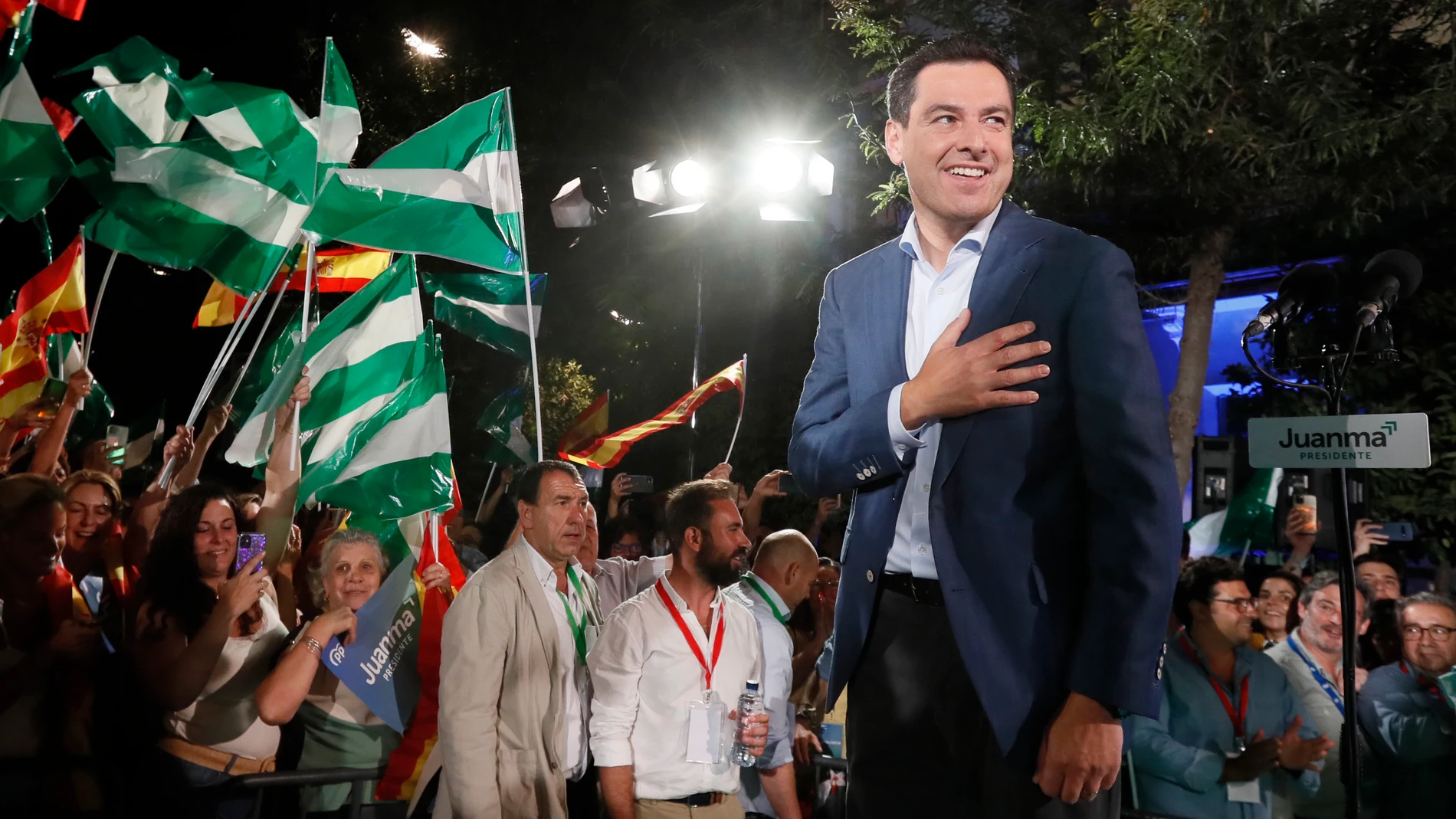 El candidato del PP a la reelección de la Junta de Andalucía, Juanma Moreno, a las puertas de la sede del partido en Sevilla agradece a toda la gente que le espera tras lograr una histórica mayoría absoluta en Andalucía. EFE/José Manuel Vidal