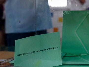 Urnas con las papeletas donde los andaluces ejercen su derecho al voto durante el día de las elecciones a la presidencia de la Junta de Andalucía