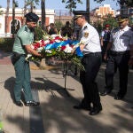 Miembros de la Guardia Civil y de la Policía Nacional colocan un ramo de flores en el monumento a las victimas del terrorismo durante el homenaje que se ha celebrado este domingo en el XXXV aniversario del atentado del Hipercor de Barcelona