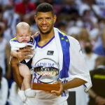 Walter Tavares recibe el trofeo al mejor jugador de la final de la Liga Endesa
