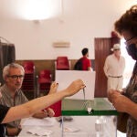 La presidenta, de una mesa electoral, mete un voto en la urna durante el día de las eleccione