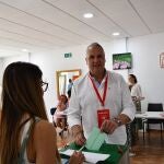 El secretario general del PSOE de Cádiz, Juan Carlos Ruiz Boix, deposita su voto en las elecciones del 19-J