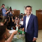 El presidente del PP-A y candidato a la Presidencia de la Junta, Juanma Moreno, ejerce su derecho a voto. En el Colegio Sagrado Corazón de Jesús a 19 de junio del 2022 en Málaga (Andalucía, España) 19 JUNIO 2022 Álex Zea / Europa Press 19/06/2022