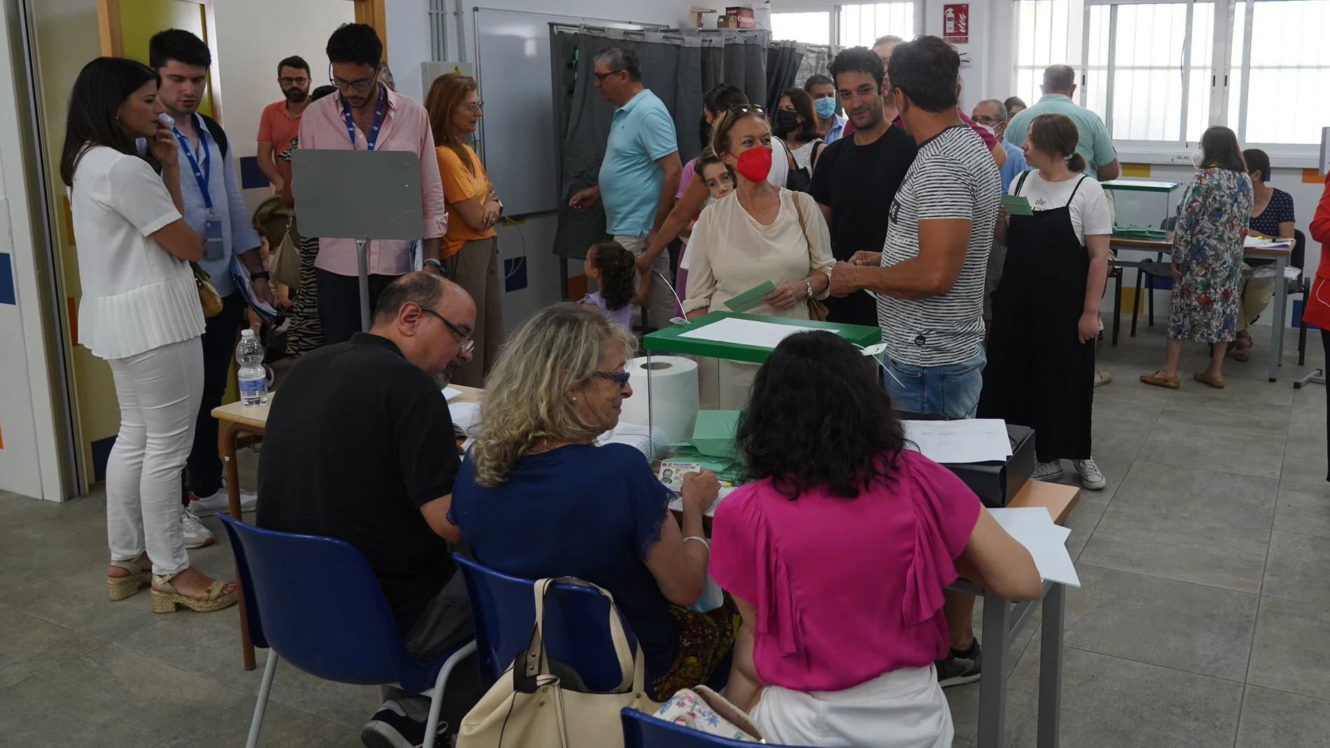 Andaluces ejerciendo su derecho al voto el pasado 19-J