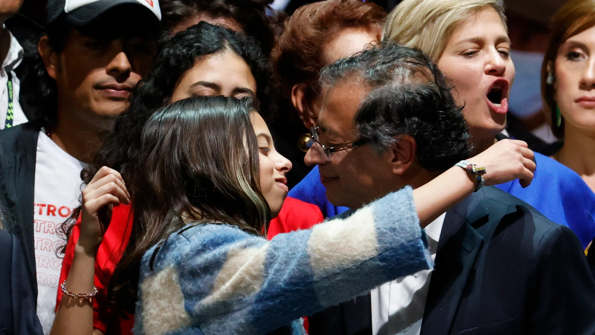 El presidente electo Gustavo Petro abraza a su hija durante el acto luego del triunfo tras obtener 11.270.944 votos, equivalentes al 50,49 %