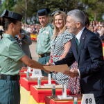 El ministro del Interior, Fernando Grande-Marlaska, felicita y entrega su certificado a Mayte Eboli Vázquez Medina que ha obtenido el puesto número uno de la 127 promoción de la Academia de Guardias Civiles de Baeza (Jaén), formado por 1.925 alumnos y alumnas, que este lunes han celebrado el acto de despedida. EFE/ Carlos Cid