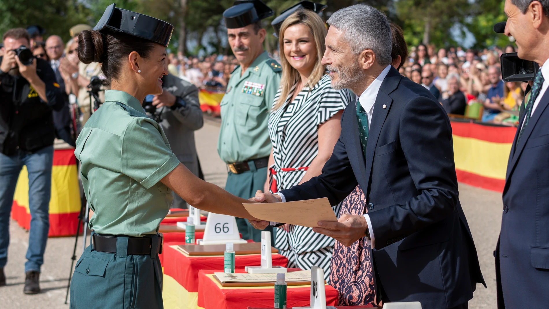 El ministro del Interior, Fernando Grande-Marlaska, felicita y entrega su certificado a Mayte Eboli Vázquez Medina que ha obtenido el puesto número uno de la 127 promoción de la Academia de Guardias Civiles de Baeza (Jaén), formado por 1.925 alumnos y alumnas, que este lunes han celebrado el acto de despedida. EFE/ Carlos Cid