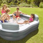 Piscina inflable con asientos para toda la familia