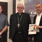 Monseñor José Ángel Saiz y el director de Cáritas, Mariano Pérez de Ayala (primero por la derecha)