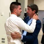 El líder de Ciudadanos en Andalucía, Juan Marín, es animado por su hijo, tras los resultados.