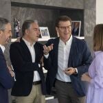 El presidente del PP, Alberto Núñez Feijóo (2d), la secretaria general del PP, Cuca Gamarra, El vicepresidente en funciones de la Junta de Andalucía, Elías Bendodo (2i), y Juan Bravo. EFE/PP/Tarek