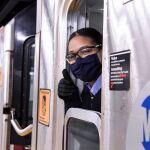 La viajera más protegida de todo el tren