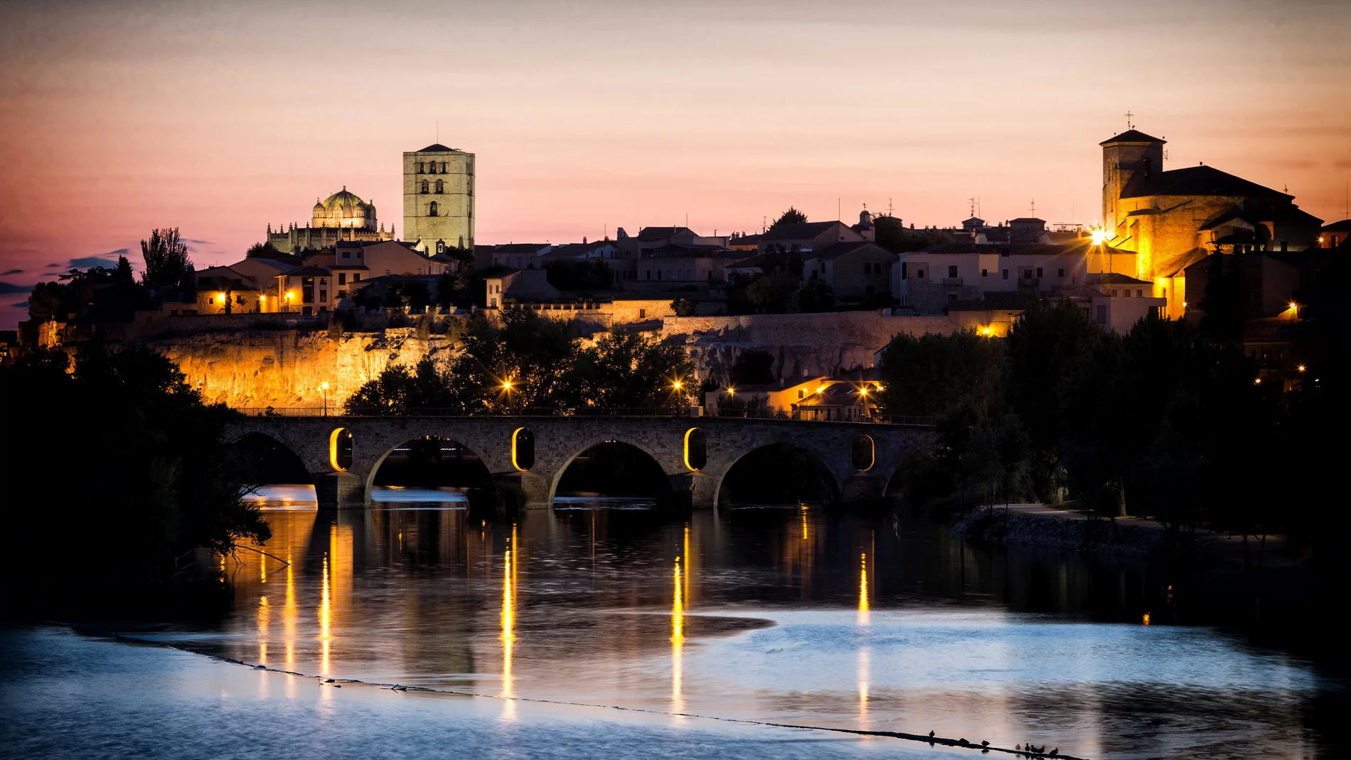 Vista de la Catedral de Zamora desde el puente de hierro