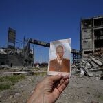 Fotografía de un soldado ucraniano hallada en las ruinas de la sidururgia de Azovstal, en Mariupol, esta semana