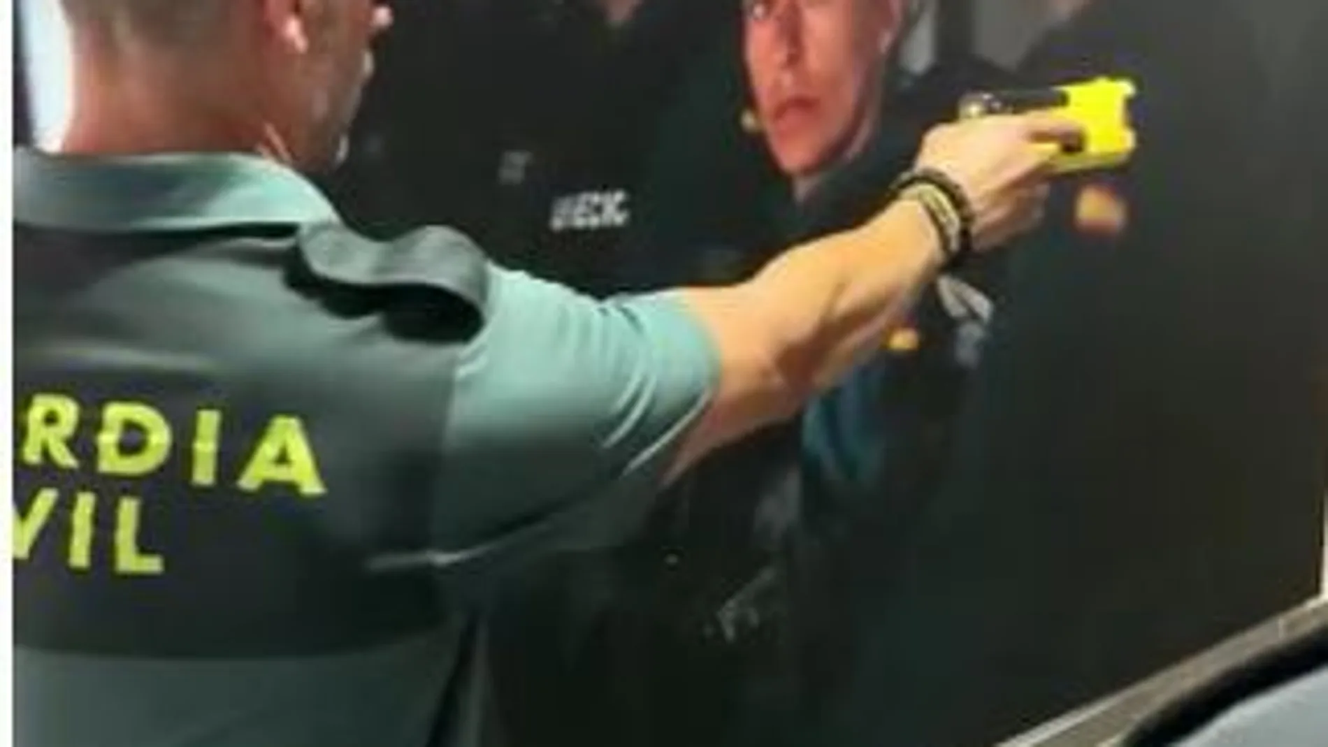 La Guardia Civil comienza a usar las pistolas táser