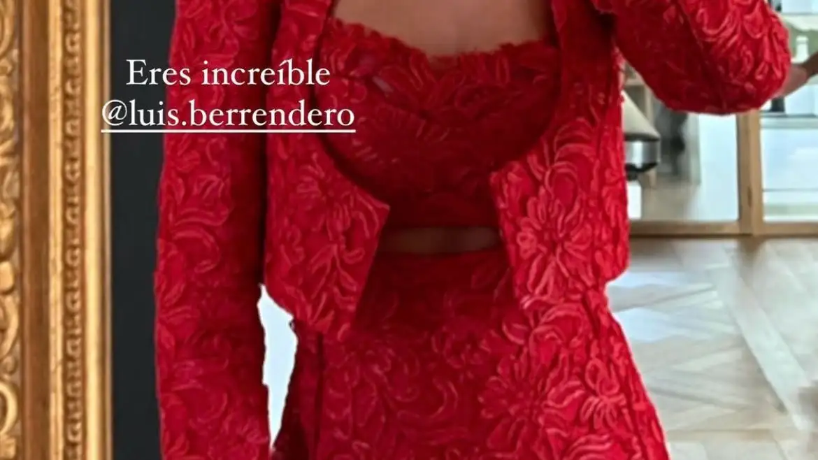 María Pombo espectacular de rojo.