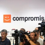 Varios periodistas cubren la dimisión de Mónica Oltra