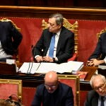 El ministro de Exteriores italiano, Luigi Di Maio, junto a Mario Draghi en el Parlamento