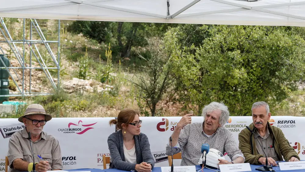 os codirectores del yacimiento arqueológico de Atapuerca, Eudald Carbonell (i), Juan Luis Arsuaga (2d) y José María Bermúdez de Castro (d), acompañados por Inmaculada Martínez (2-i), directora de políticas culturales de la Junta de Castilla y León, presentan los objetivos de la campaña de excavaciones 2022 en los yacimientos de Atapuerca