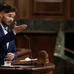 El diputado de ERC Gabriel Rufián interviene durante el pleno del Congreso celebrado este martes en el Congreso. EFE/ Javier Lizón