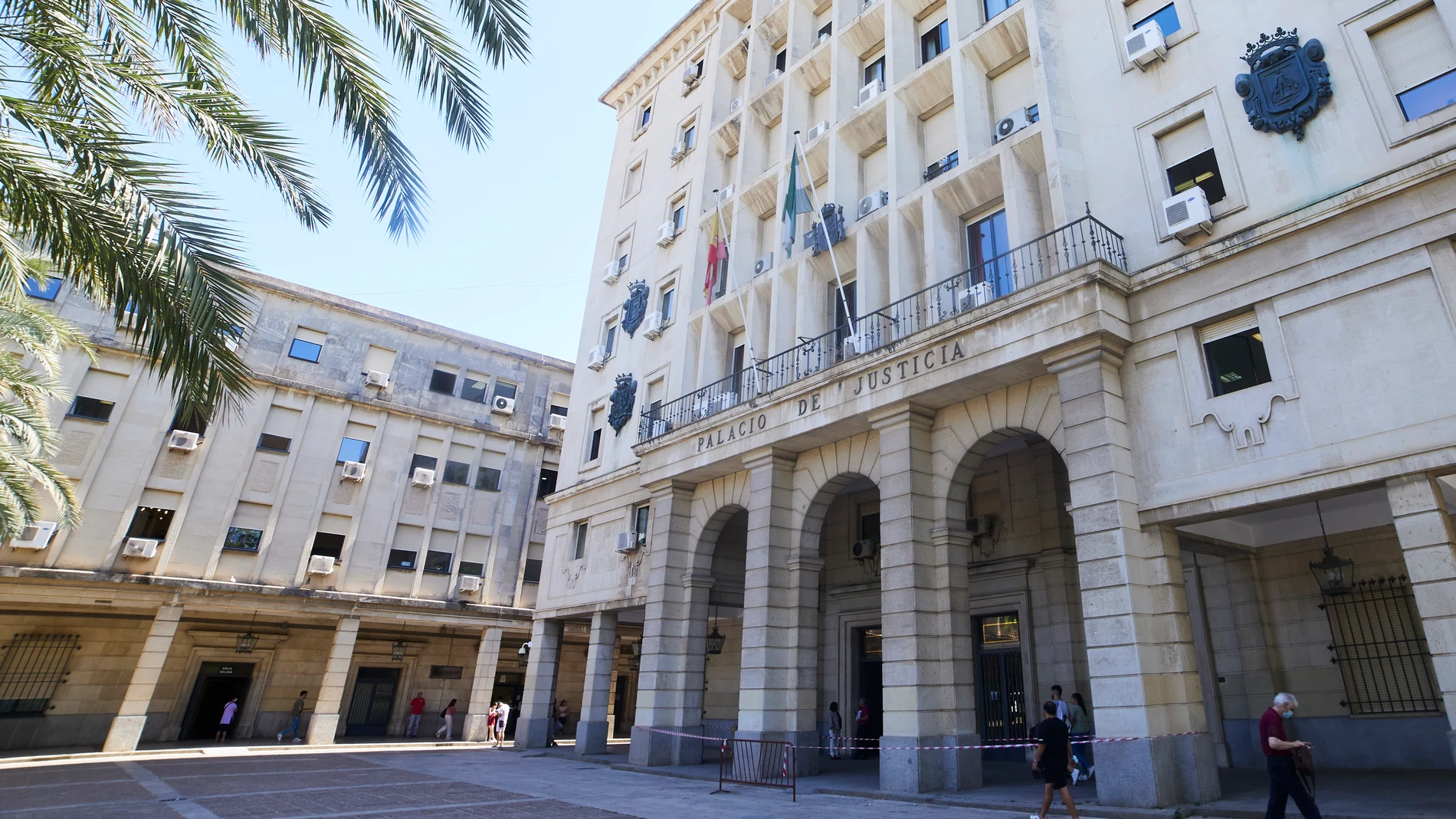 Detalle de la fachada principal de la Audiencia Provincial de Sevilla. Joaquín Corchero / Europa Press