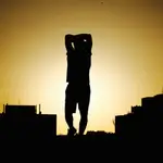 Una persona camina en el Cerro del Tío Pío, conocido como Parque de las Siete Tetas, el día que da comienzo el verano 2022