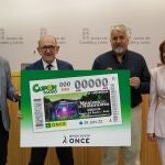 El director general de Infraestructuras, y Sostenibilidad Ambiental, José Manuel Jiménez Blázquez, y el delegado territorial de la ONCE en Castilla y León, Ismael Pérez Blanco, presentan el cupón que la ONCE dedica a la XV Edición de Músicos en la Naturaleza. Juntos ellos, el alcalde de Hoyos del Espino (Ávila), Jesús González